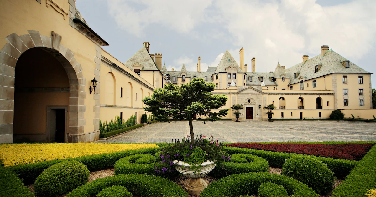 view of Oheka Castle entrance and grounds